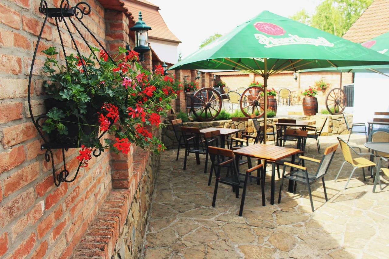 Penzion A Restaurace U Kalendu Straznice Exterior photo